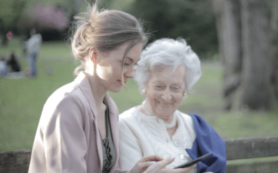 Comment soutenir un proche vieillissant : conseils pour les aidants familiaux
